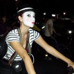 Foto de mujer con disfraz de mimo en bicicleta
